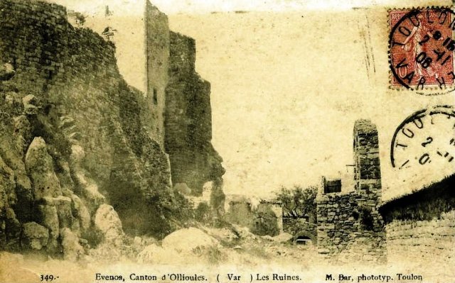 Chemin de ronde du château d'evenos